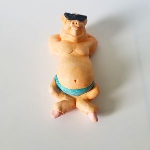💚Pig figurine with sunglasses